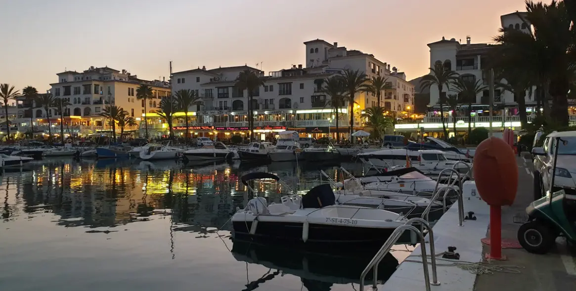 Sale of middle floor apartment in La Duquesa 36