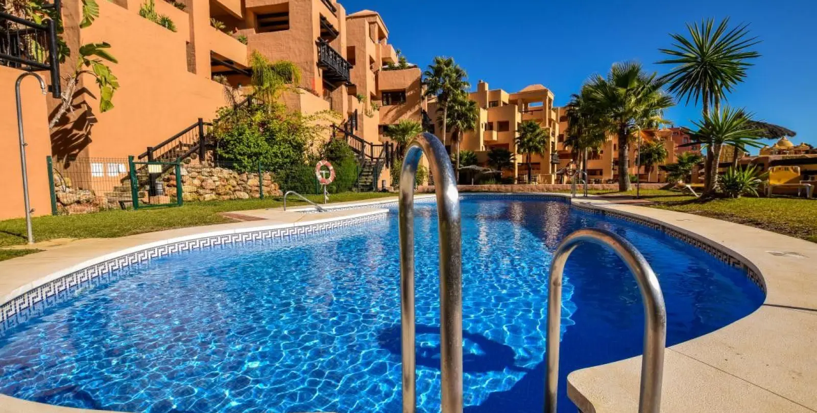 Sale of middle floor apartment in La Duquesa 29