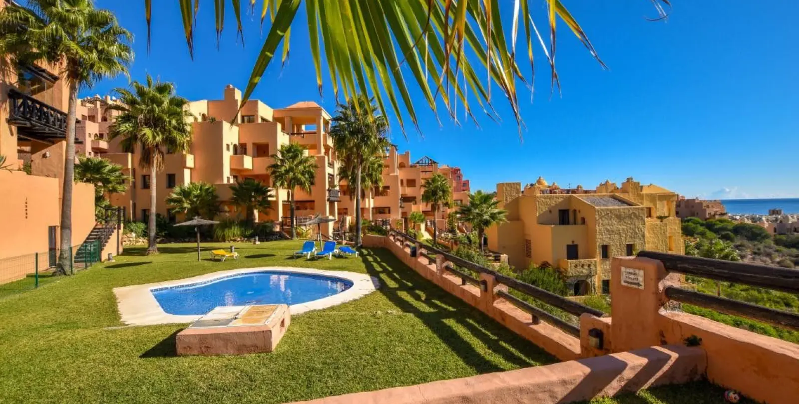 Sale of middle floor apartment in La Duquesa 30
