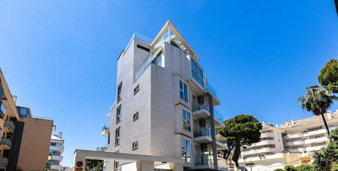 Sale of middle floor apartment in Benalmadena Costa 32