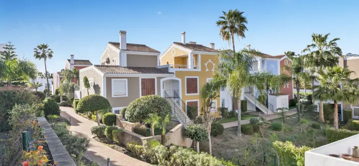 Sale of ground floor apartment in Estepona 2
