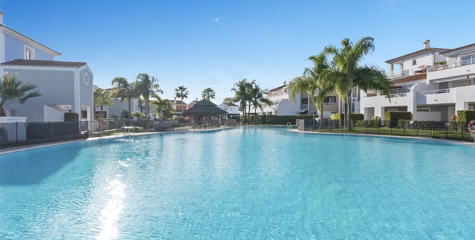 Sale of ground floor apartment in Estepona 2