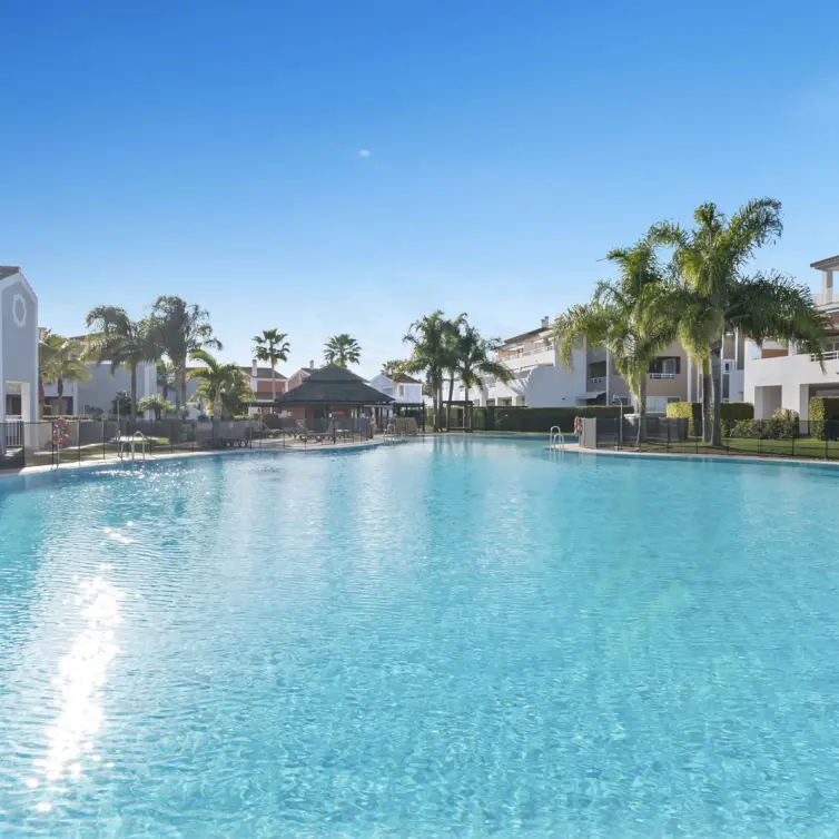 Продажа апартаментов на первом этаже в Estepona