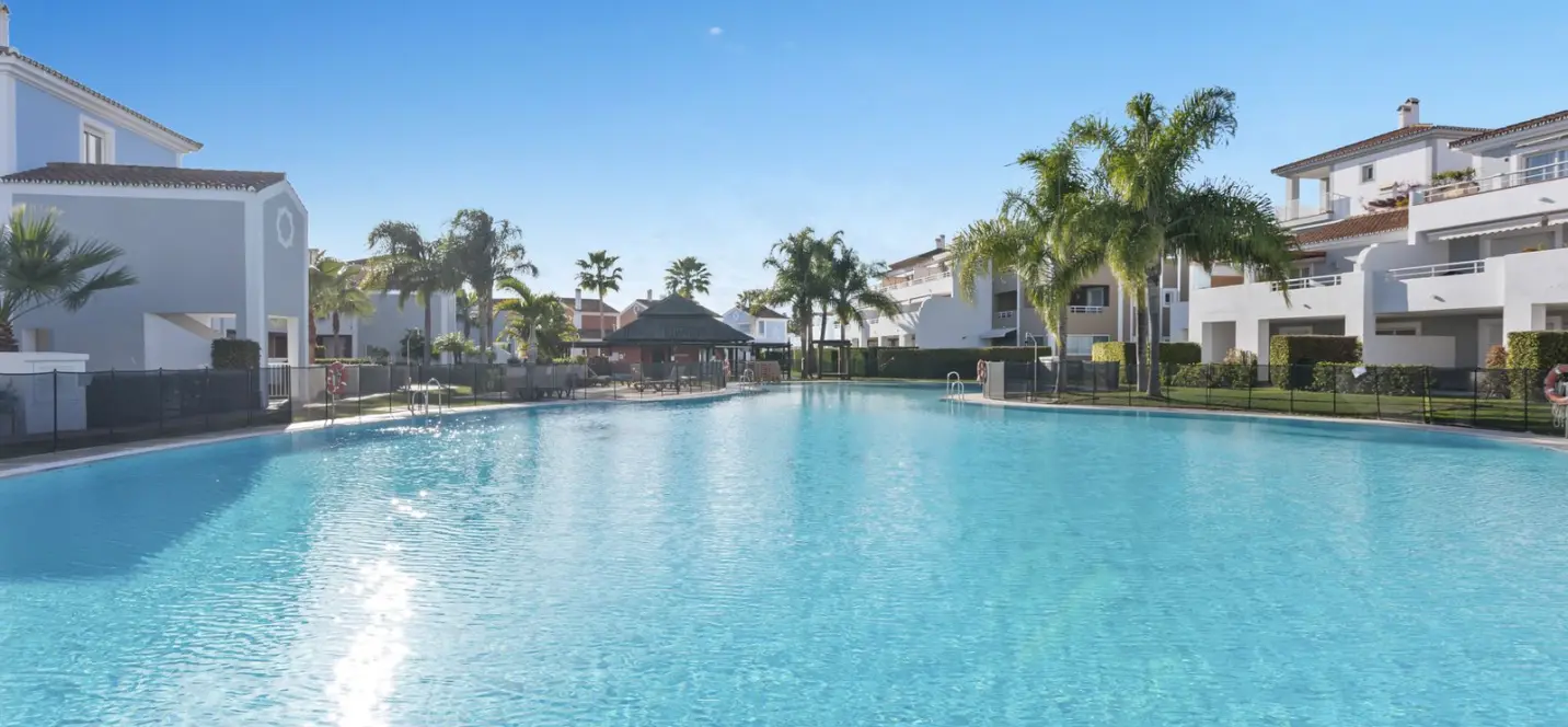 Продажа апартаментов на первом этаже в Estepona 1