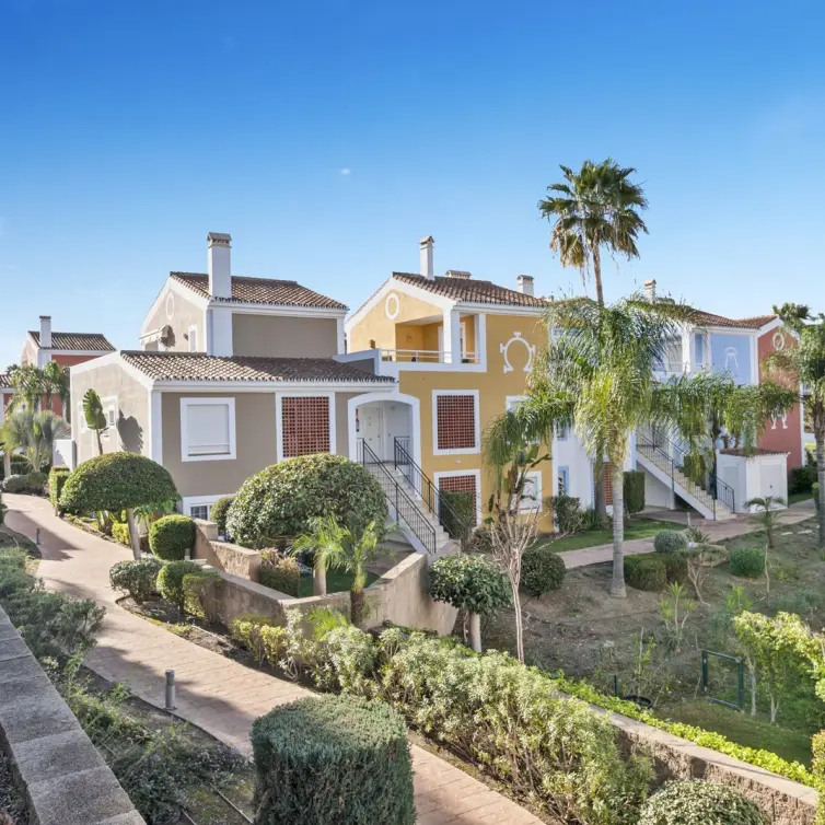 Продажа апартаментов на первом этаже в Estepona