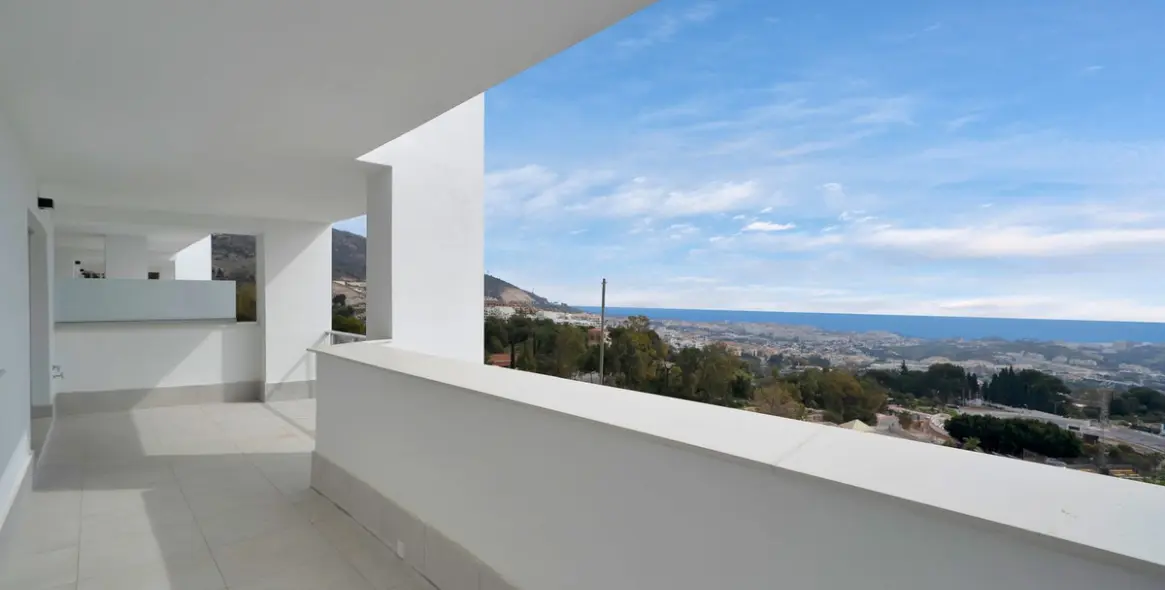 Sale of middle floor apartment in Benalmadena Pueblo 2