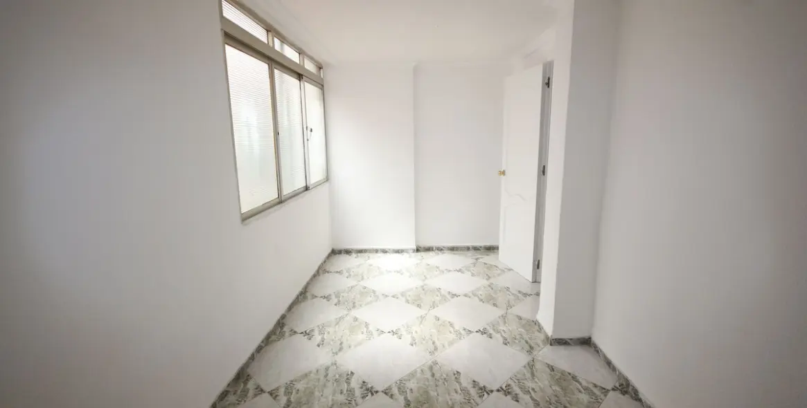 Sale of middle floor apartment in Málaga Centro 13