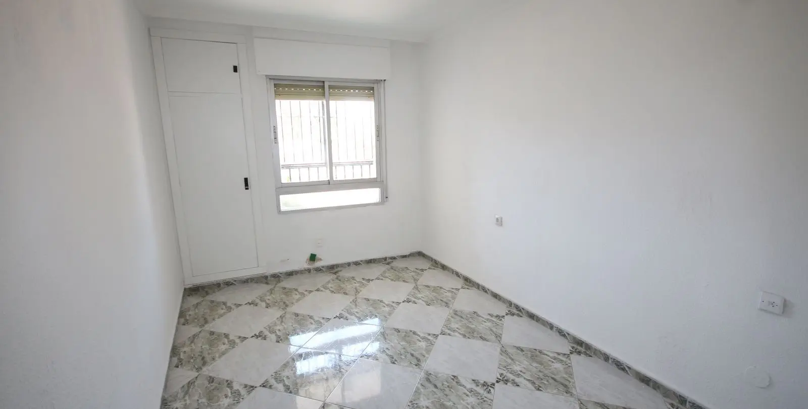 Sale of middle floor apartment in Málaga Centro 11