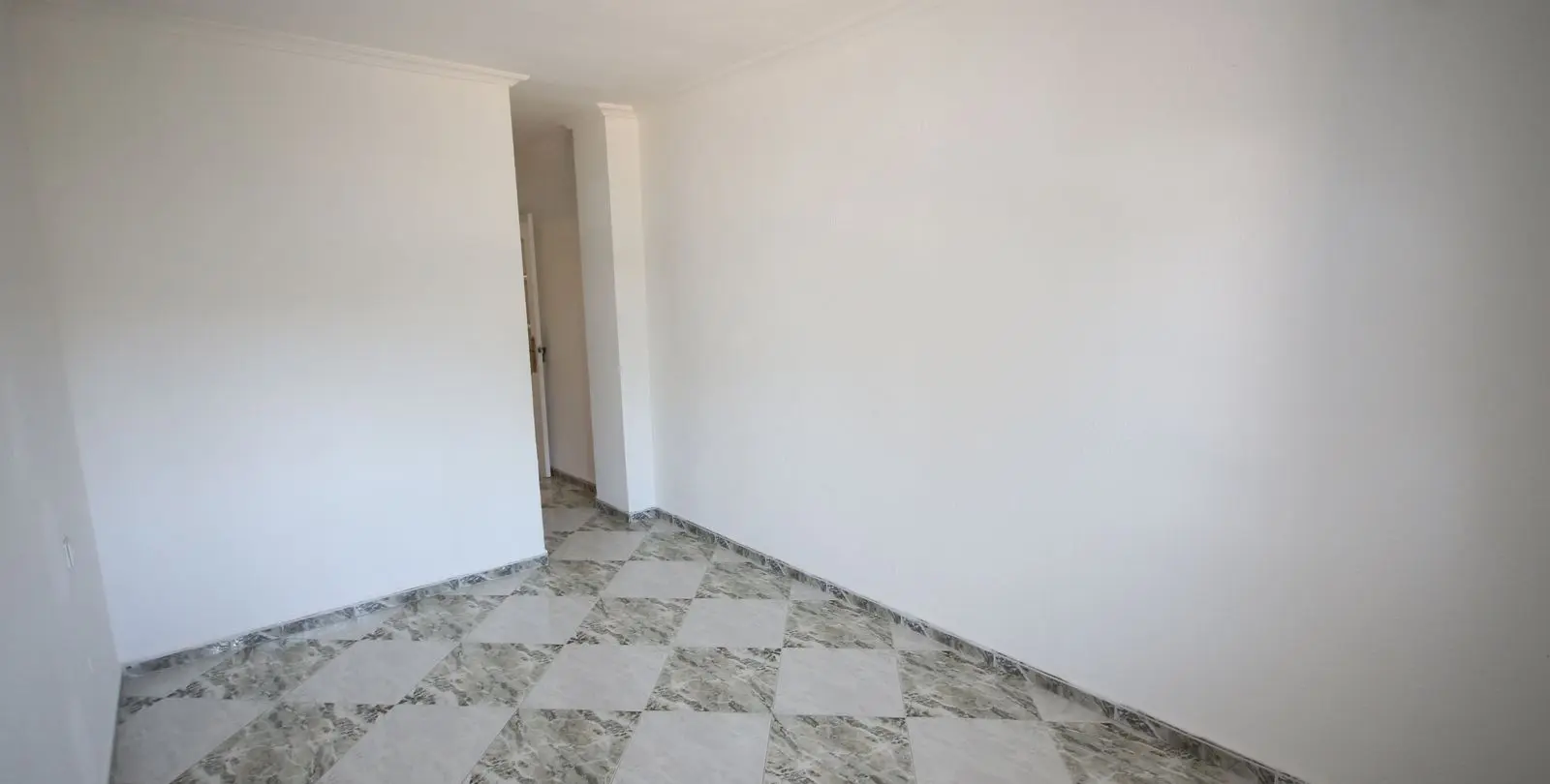 Sale of middle floor apartment in Málaga Centro 12