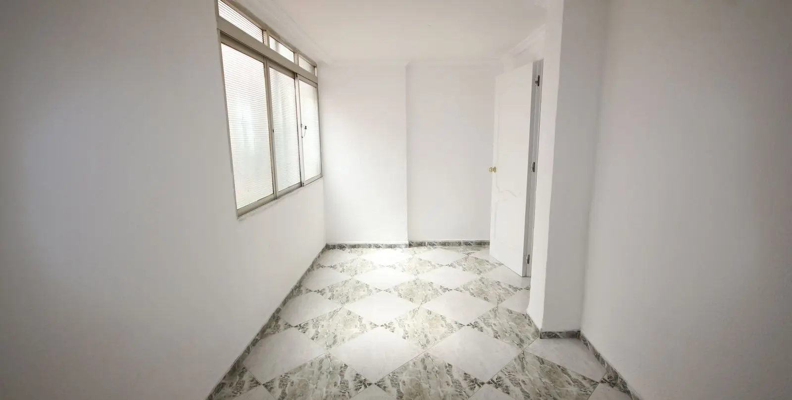 Sale of middle floor apartment in Málaga Centro 13