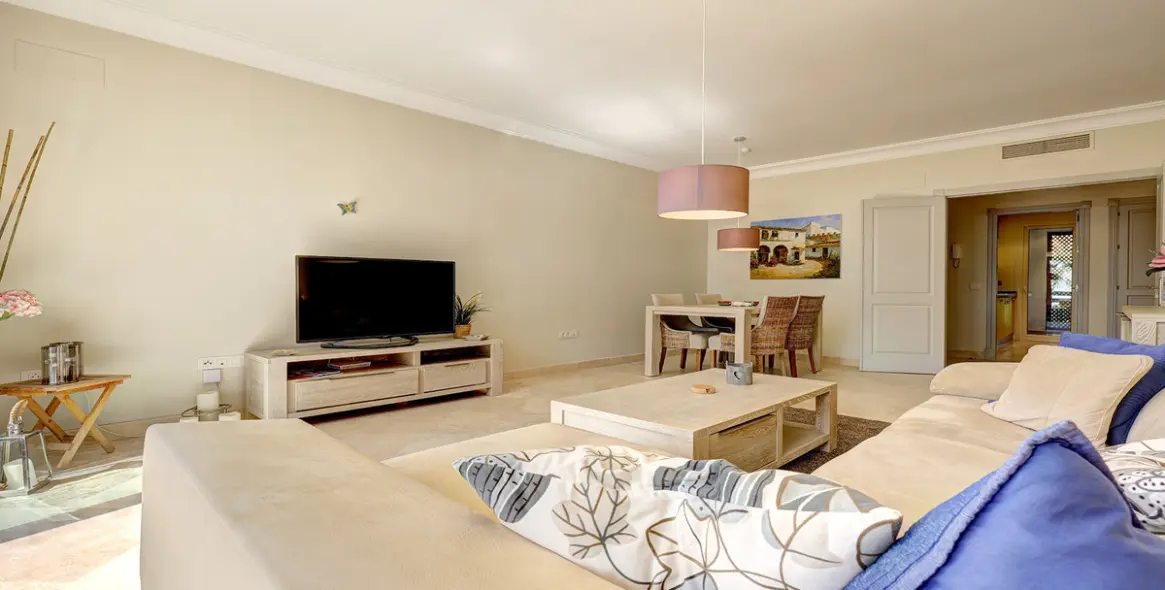 Продажа апартаментов на среднем этаже в Casares 12