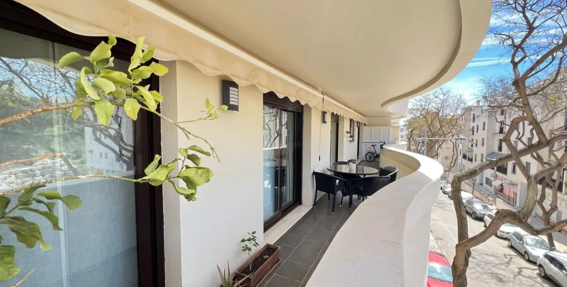 Sale of middle floor apartment in Estepona 1