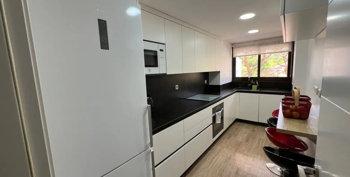 Sale of middle floor apartment in Estepona 2