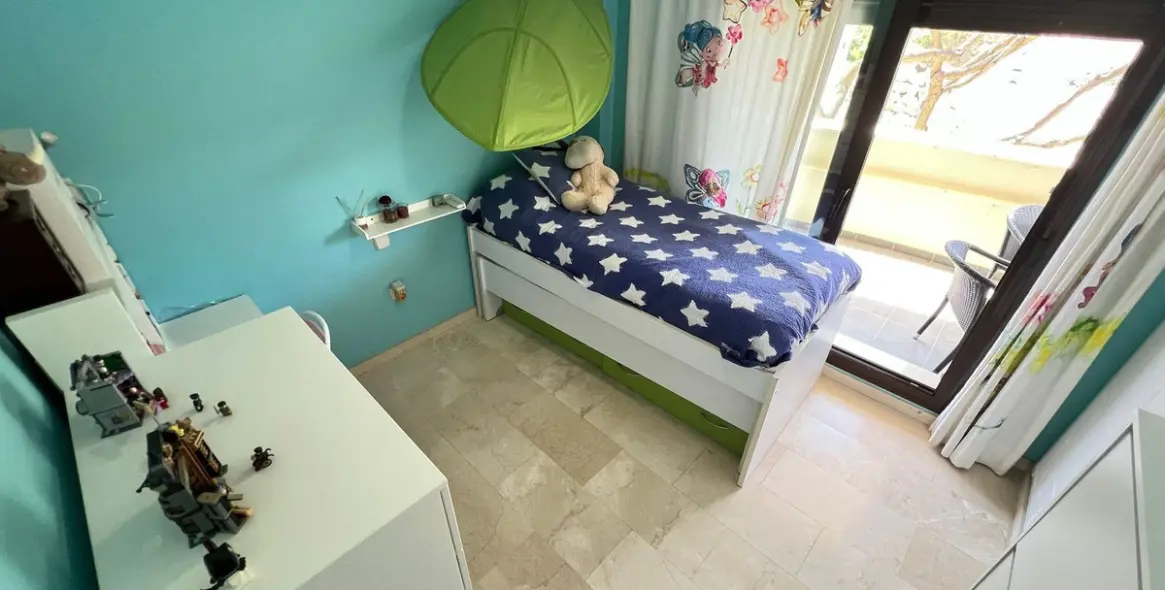 Sale of middle floor apartment in Estepona 10