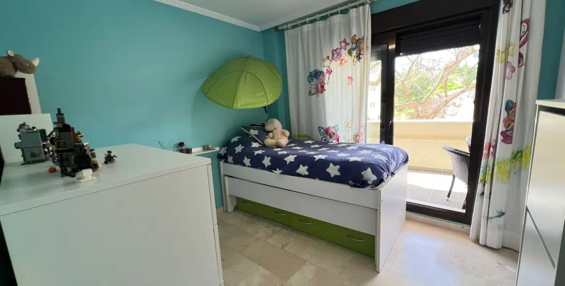 Sale of middle floor apartment in Estepona 11