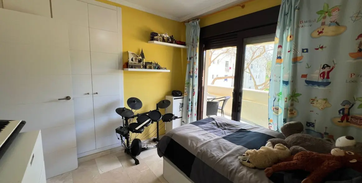 Sale of middle floor apartment in Estepona 18