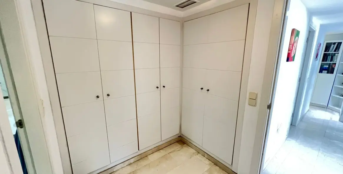 Sale of middle floor apartment in Estepona 20