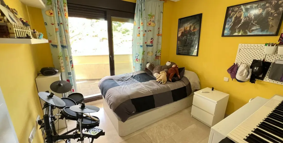 Sale of middle floor apartment in Estepona 34