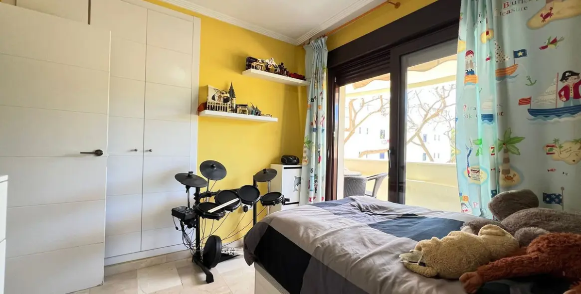 Sale of middle floor apartment in Estepona 35