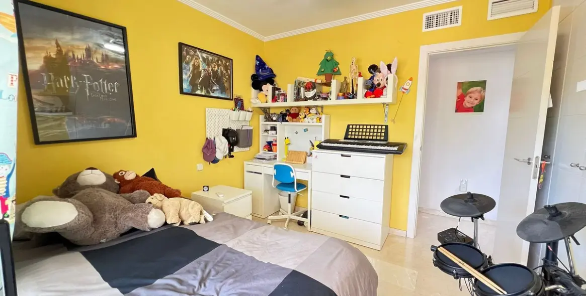Sale of middle floor apartment in Estepona 36