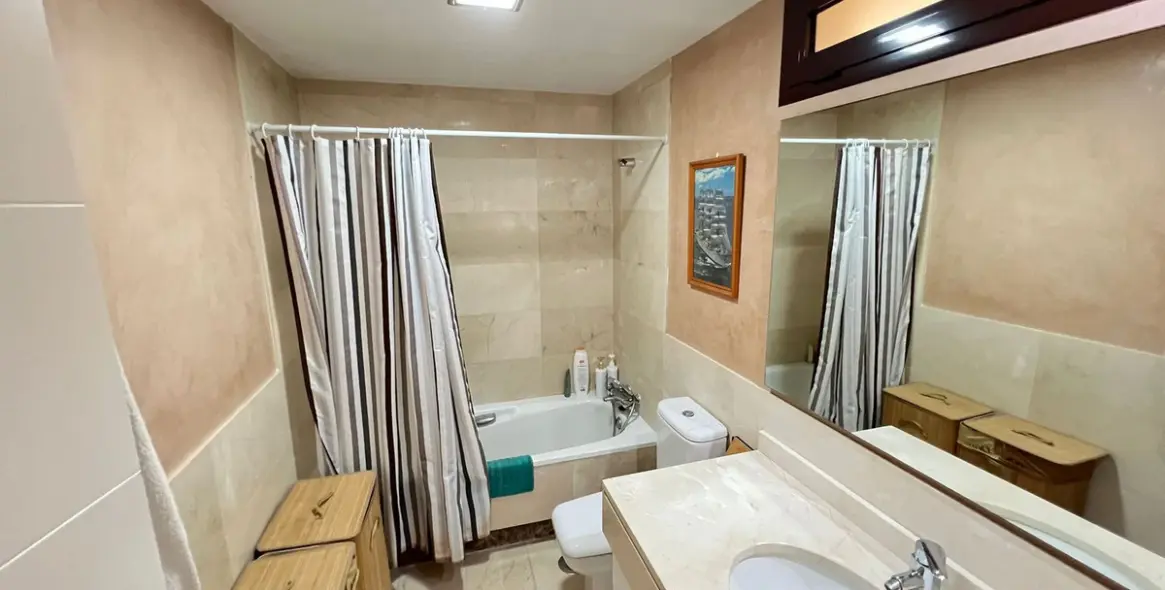 Sale of middle floor apartment in Estepona 37