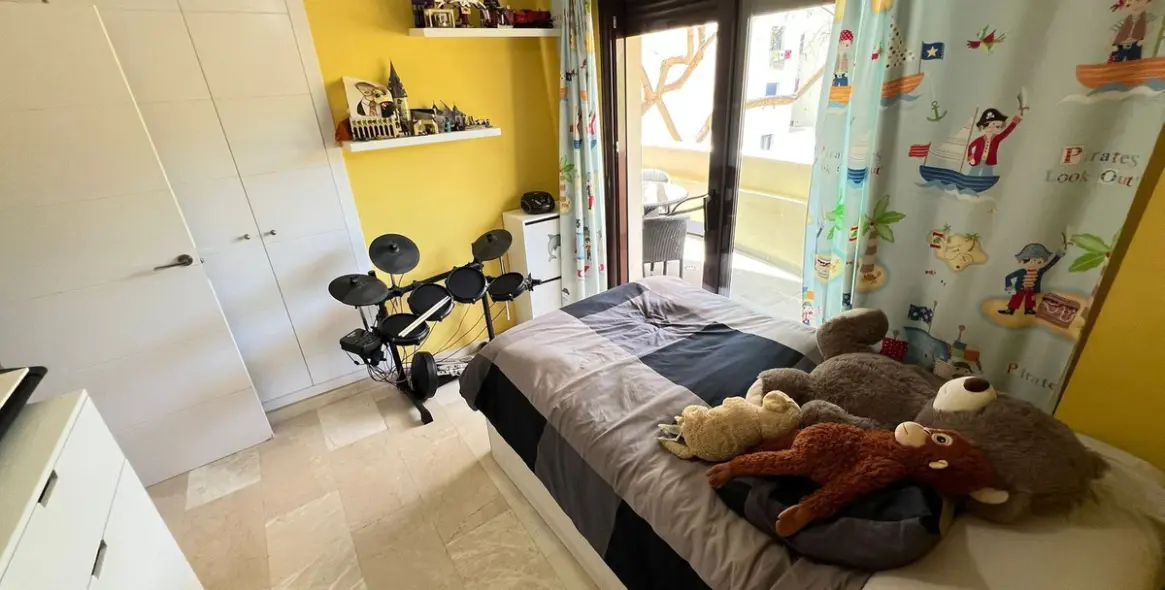 Sale of middle floor apartment in Estepona 38
