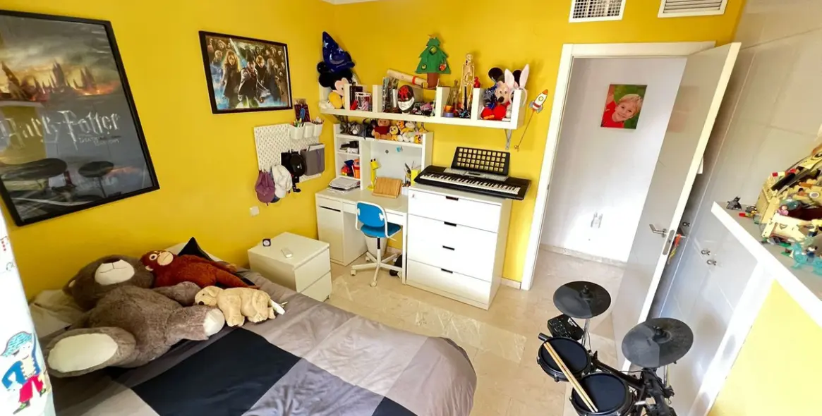 Sale of middle floor apartment in Estepona 39