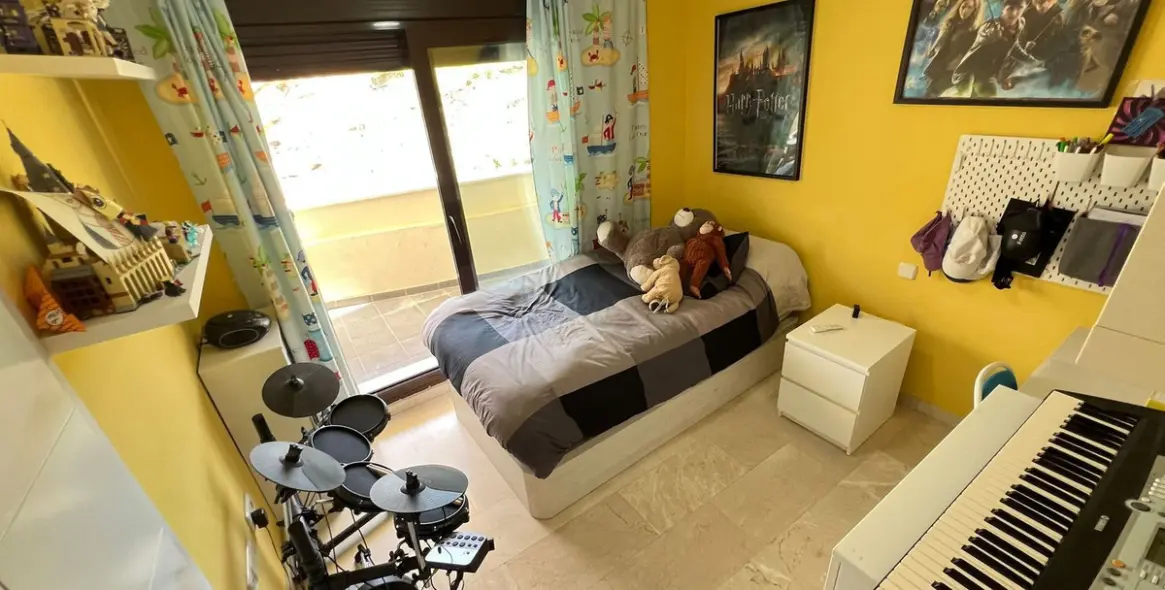 Sale of middle floor apartment in Estepona 40