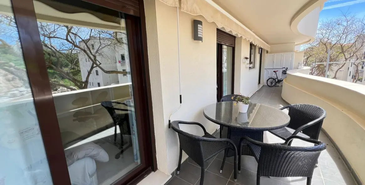 Sale of middle floor apartment in Estepona 41