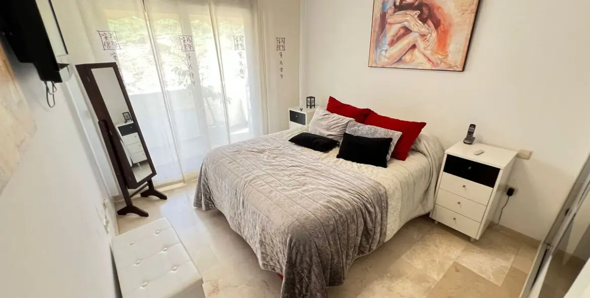 Sale of middle floor apartment in Estepona 44
