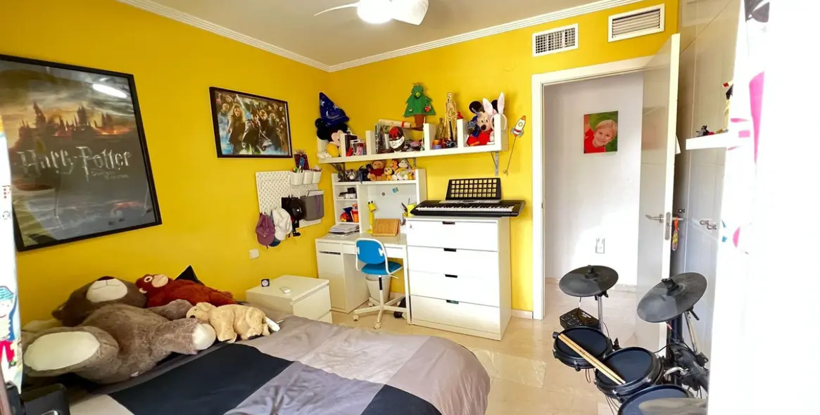 Sale of middle floor apartment in Estepona 50