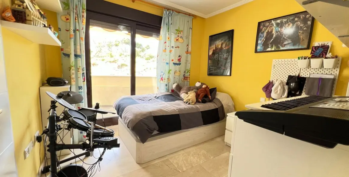 Sale of middle floor apartment in Estepona 57