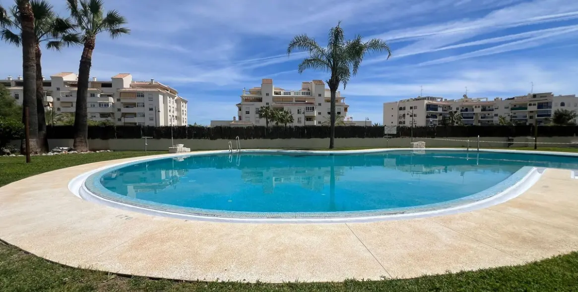 Sale of middle floor apartment in Estepona 72