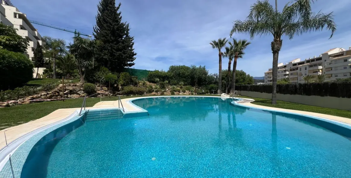 Sale of middle floor apartment in Estepona 74