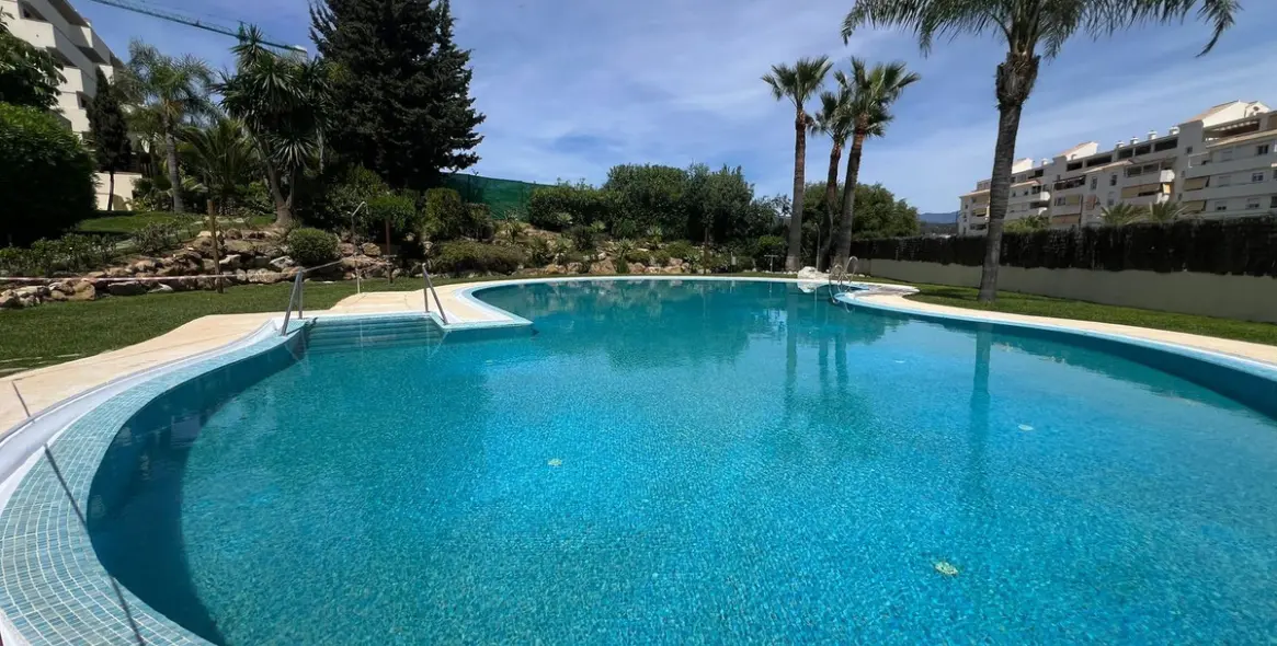 Sale of middle floor apartment in Estepona 76