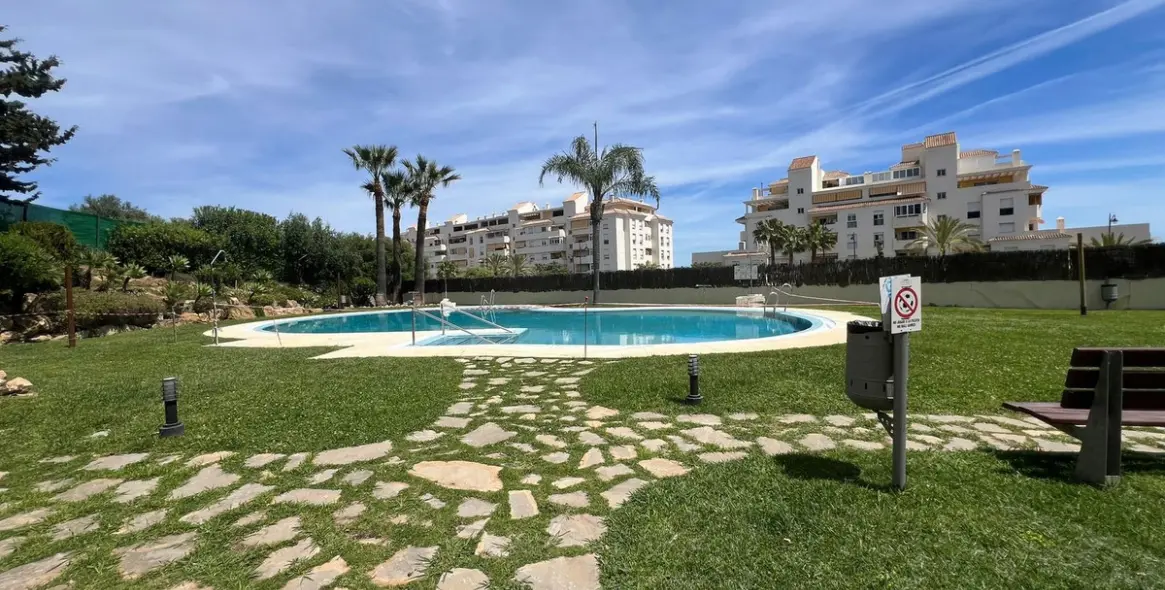Sale of middle floor apartment in Estepona 77