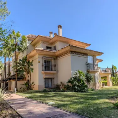 Продажа апартаментов на среднем этаже в Marbella