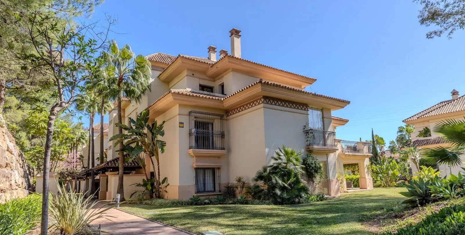 Sale of middle floor apartment in Río Real 2
