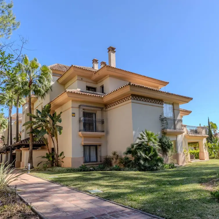 Sale of middle floor apartment in Río Real