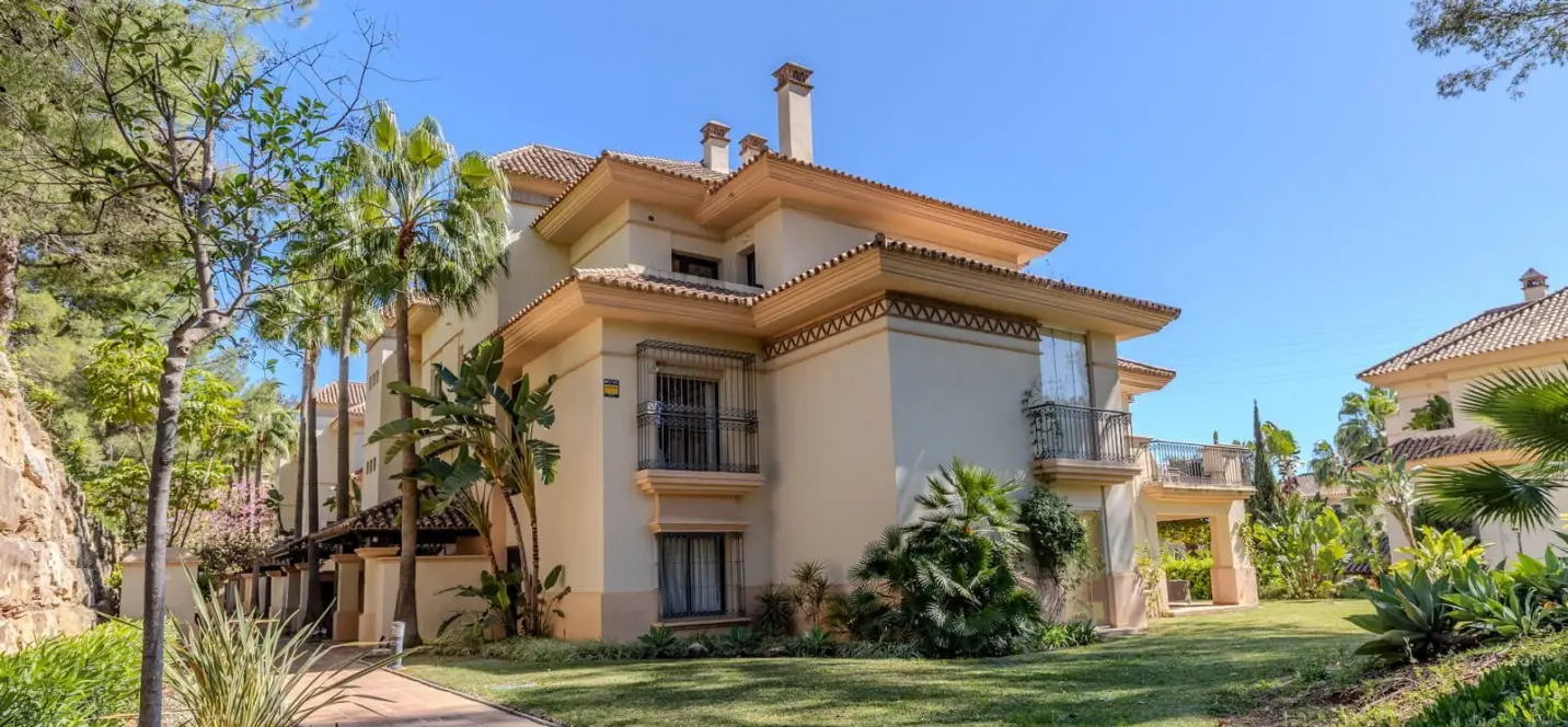 Sale of middle floor apartment in Río Real 1