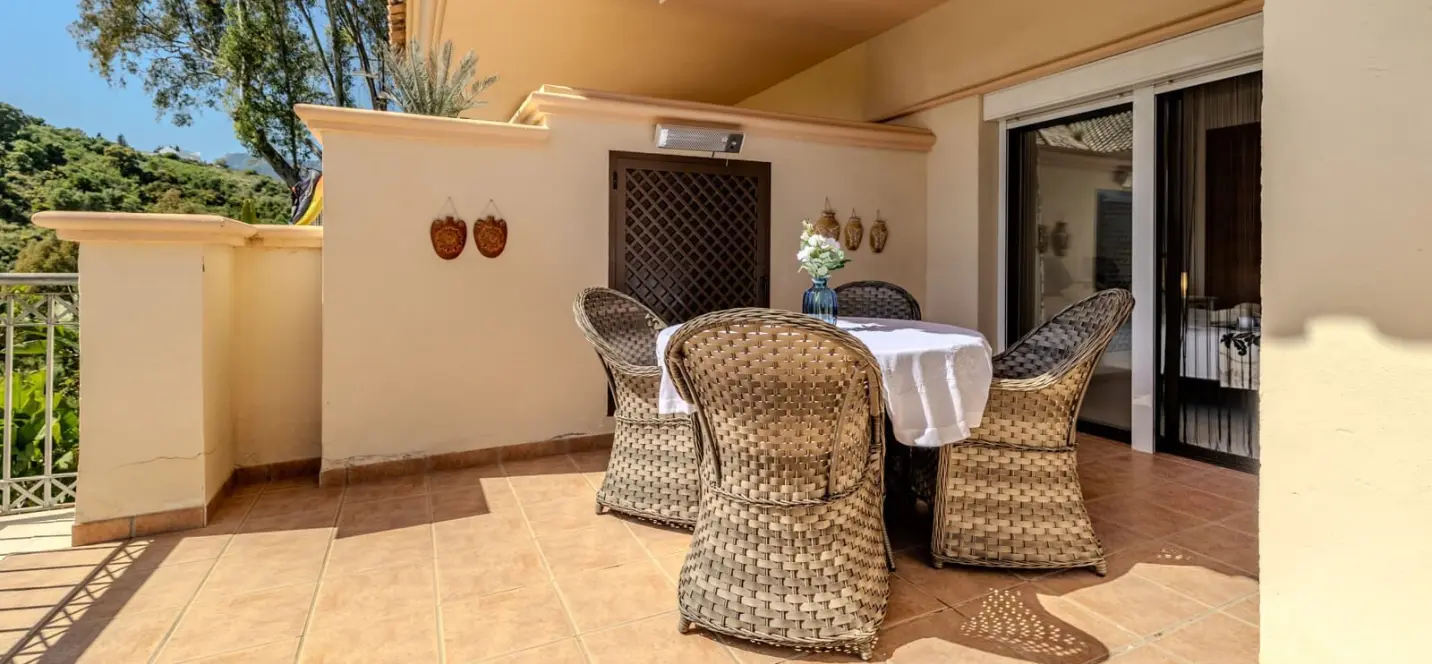 Sale of middle floor apartment in Río Real 2