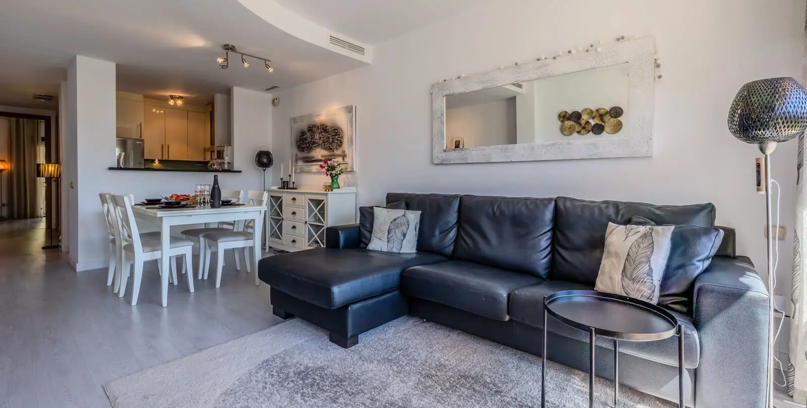 Sale of middle floor apartment in Río Real 4