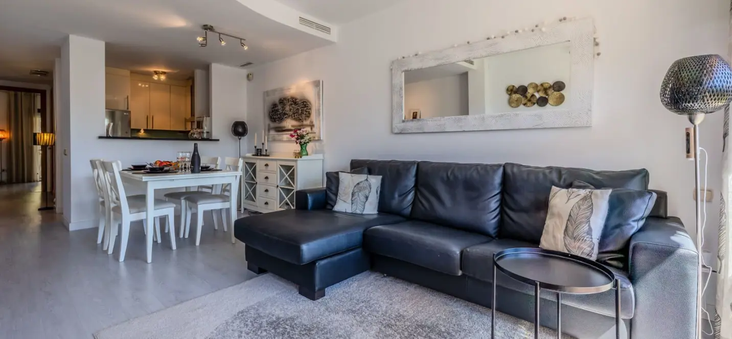 Sale of middle floor apartment in Río Real 3