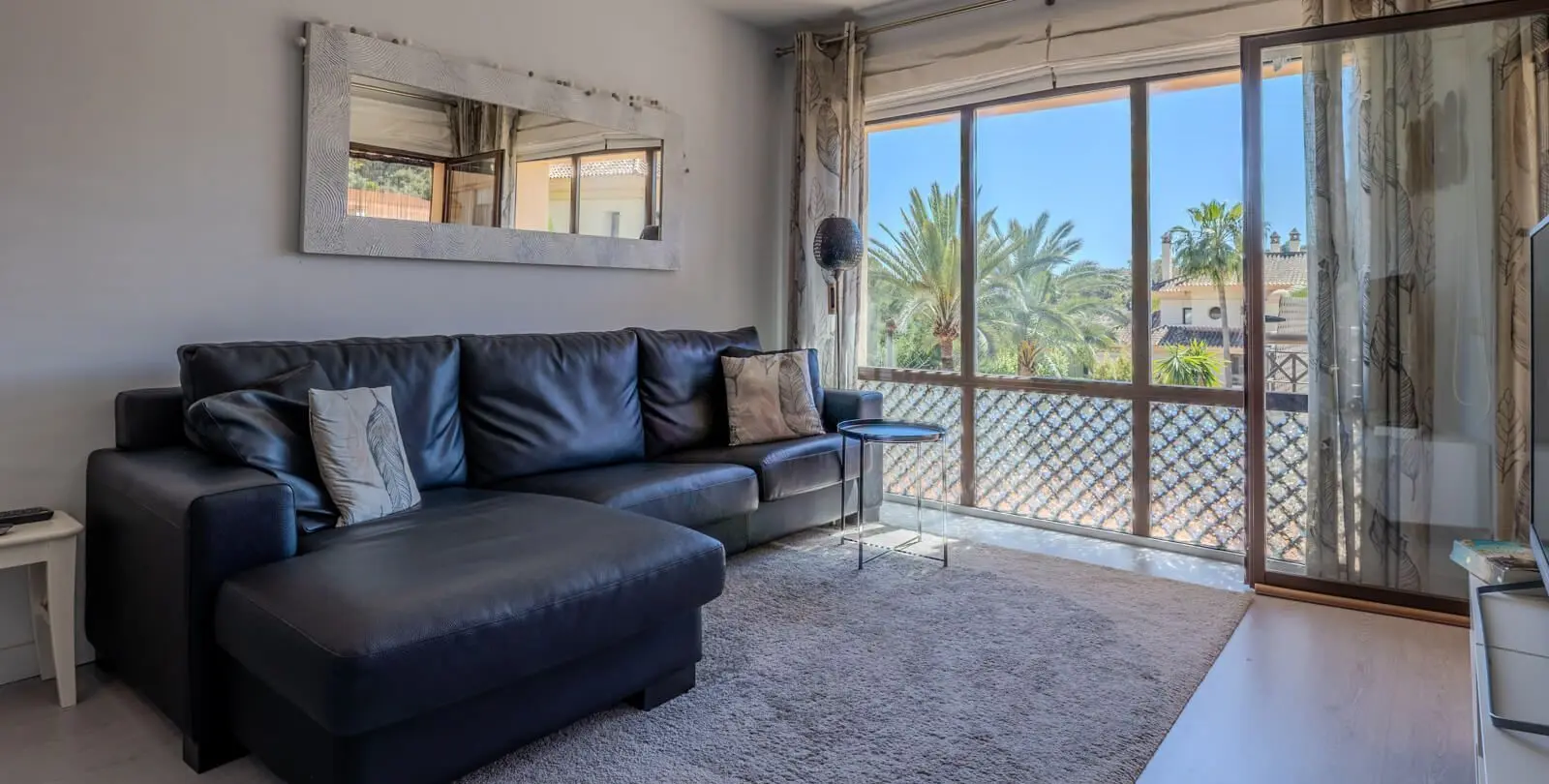 Sale of middle floor apartment in Río Real 10