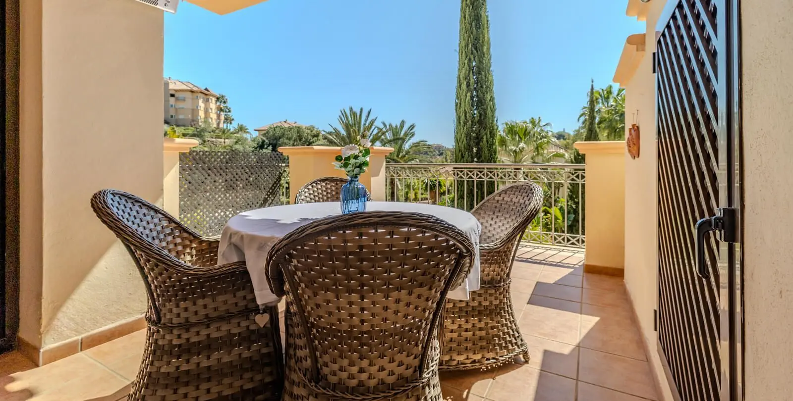 Sale of middle floor apartment in Río Real 14