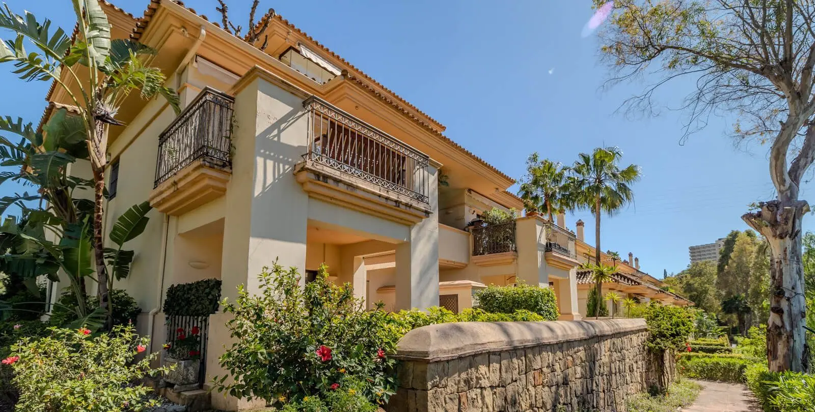 Sale of middle floor apartment in Río Real 25