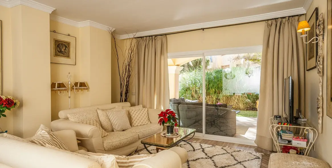 Sale of ground floor apartment in Elviria 2