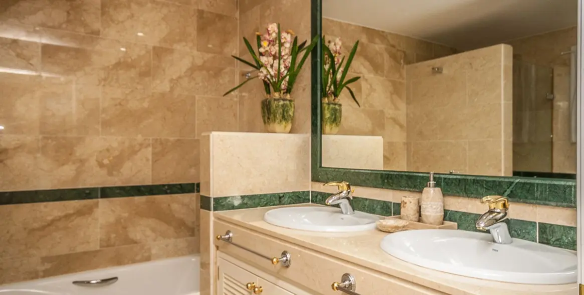 Sale of ground floor apartment in Elviria 5