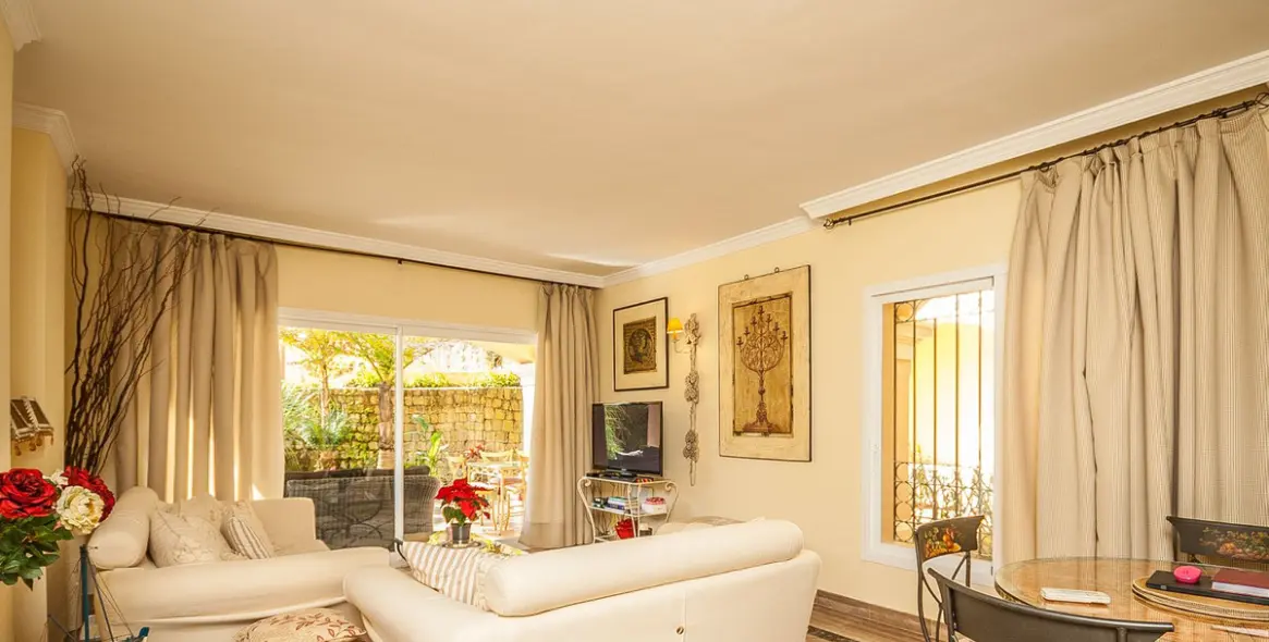 Sale of ground floor apartment in Elviria 12
