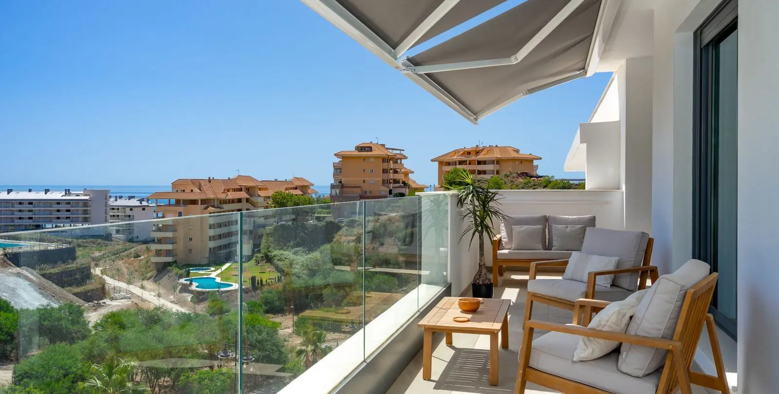 Sale of middle floor apartment in Higueron 2